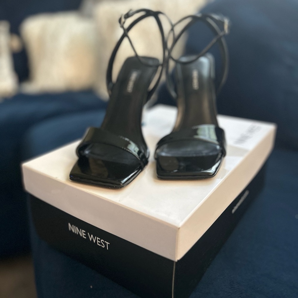 Nine West Black Sandals with Sleek Design
